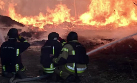 Окупанти вночі вдарили по Херсону: пожежу гасили до ранку