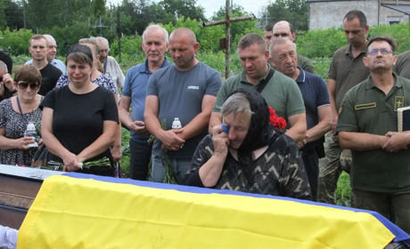 У селі Ліщинка Кагарлицької громади прощалися з воїном Іваном Лозинським, який загинув на Донеччині