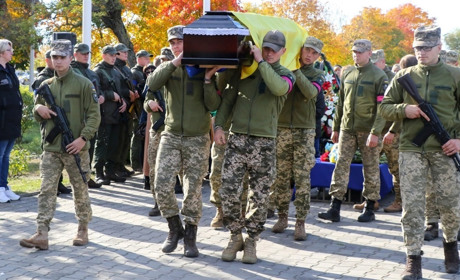 «Пробач, мамо, за чорну хустину…». У Нетішині попрощалися з 23-річним Героєм Артемом Белінським