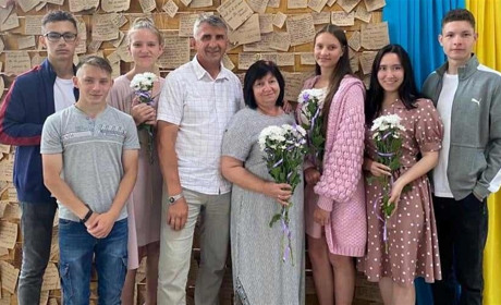 Огорнули теплом та батьківською турботою восьмеро дітей. Історія прийомної сім’ї Хацьків