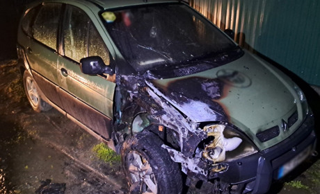 На Житомирщині в ніч на 28 травня підпалили автомобілі військових