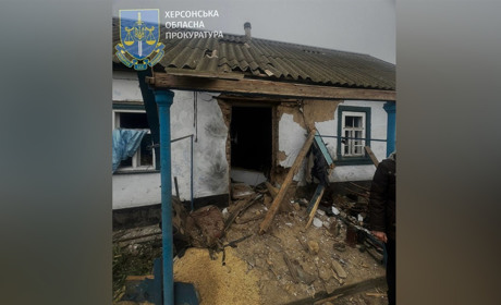 Вранці російські терористи атакували Херсонський район: пошкоджені будинки, є загиблий
