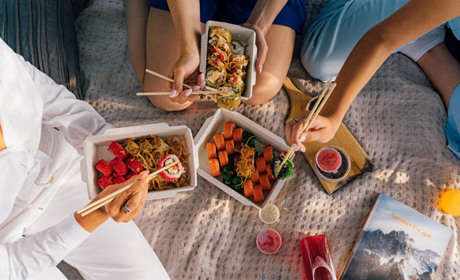 Где в Харькове маки и роллы с бесплатной доставкой?