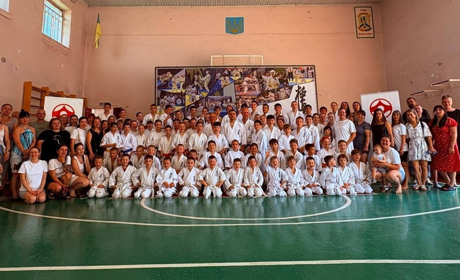 Нові пояси, нові техніки й оцінка від легенди карате: у Первомайську провели масштабний семінар