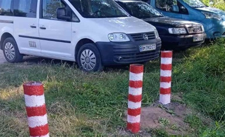 Без машин на пляжі. На березі Скоропадського озера встановили обмежувачі