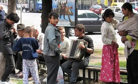 У жителя Нової Каховки роми украли барсетку. Тепер у нього купа проблем
