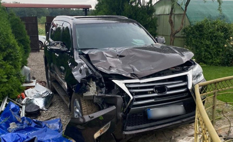 Збив «Лексусом» двох людей і утік