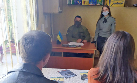Відділ пробації запросив підлітків на зустріч з військовослужбовцем