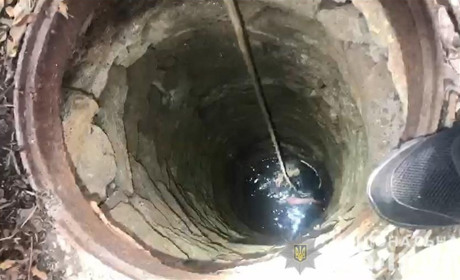 В Біляївці чоловік випадково впав у п’ятиметровий колодязь: він живий