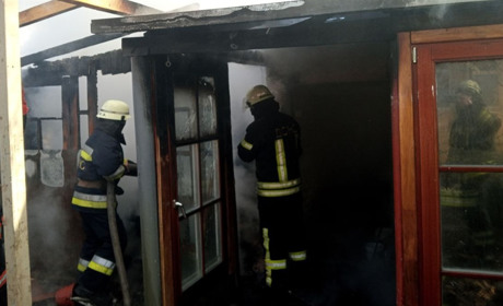 У Переяславі сталася пожежа: у господарчій будівлі згоріли дрова