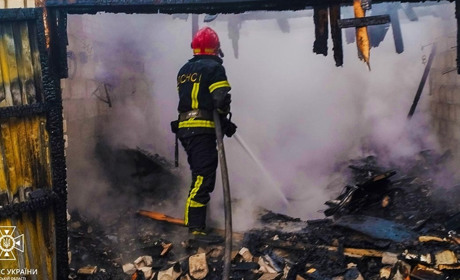 Пожежа на Кагарлик-2: горіли господарчі споруди