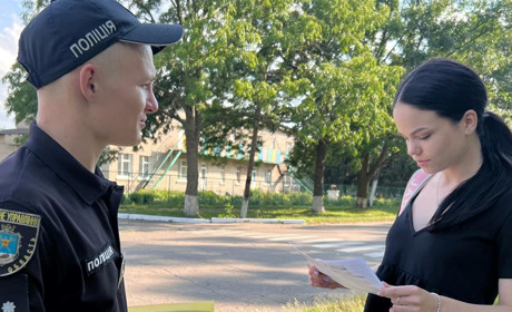 У Кривоозерській громаді поліція роздавала листівки з роз'ясненнями, як уберегтися від шахраїв