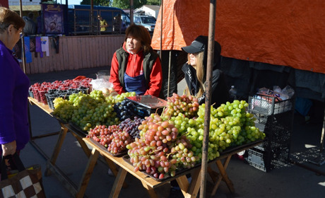 На недільному базарі у Переяславі здешевшав виноград: продавали за демократичними цінами