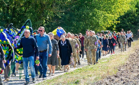 У Халчі провели в останню дорогу Анатолія Пака. Він бив загарбників на Миколаївщині