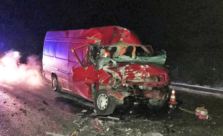 Поблизу села Полиці на залізничному переїзді на «варшавці» мікроавтобус влетів у вантажівку