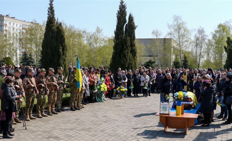Поклав життя за Україну: Нетішинська громада попрощалася з Героєм Олегом Дубичем