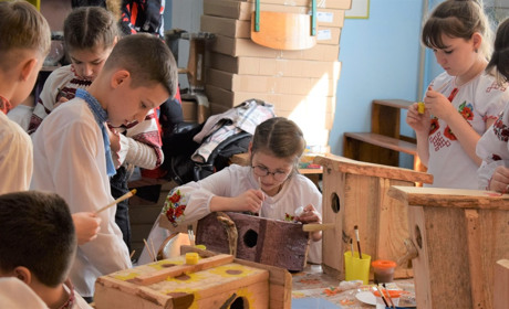 День зустрічі птахів: учні Клесівської громади змайстрували нові домівки для пернатих