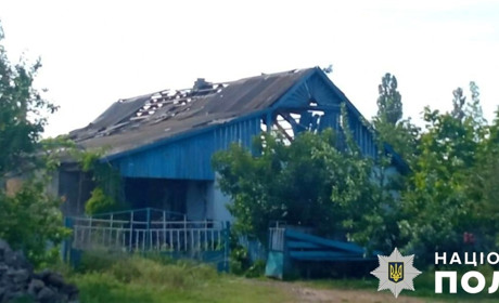 На Херсонщині армія рф поцілила у житлові будинки, адмінбудівлю, складські приміщення та автівки