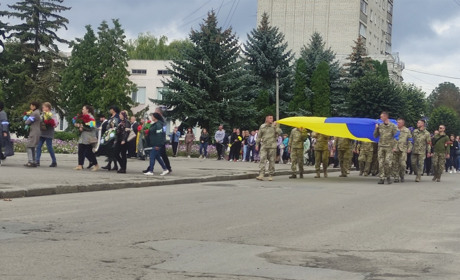 Барська громада проводжала в останню путь свого захисника та Героя Володимира Пожалюка