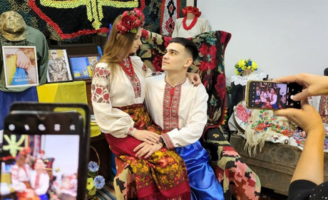 Очі, які пам’ятають: закохана пара стали живим полотном для художниць у Південноукраїнському музеї