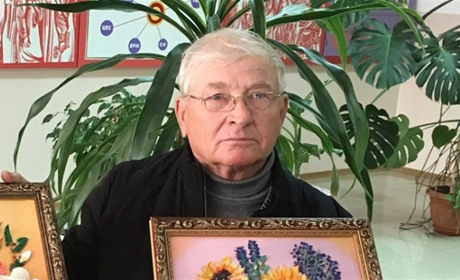 Калинівчанин Валерій Полозков виготовляє картини з відпрацьованих електричних лампочок