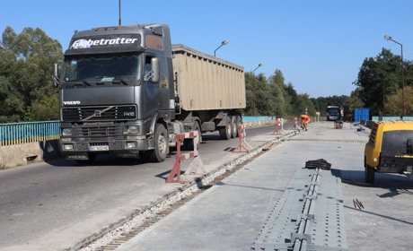 Ремонтують "бетонний міст" на об'їзній дорозі поблизу села Бендюга