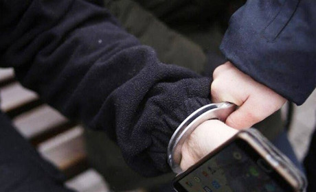 Вихопив телефон та втік: у Кагарлику пограбували місцеву жительку