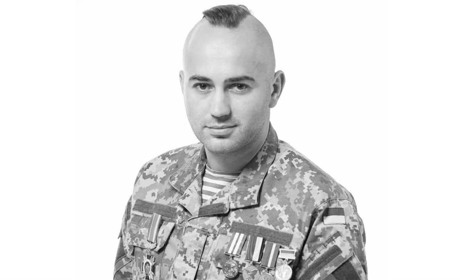Меморіальну дошку на честь загиблого Героя Тараса Жеребецького встановлять на фасаді гімназії №10