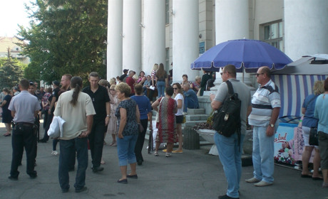 Сварки за чергу, сон на траві, «швидка допомога»