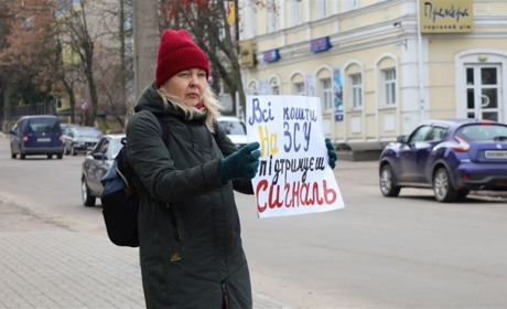 «Бойові дії будуть не там, а на цій дорозі». Глухівчани вкотре вийшли на акцію «Гроші на ЗСУ»