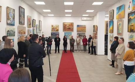 Искусство как оружие против войны: в Измаильской картинной галерее открылась выставка «Благовест»