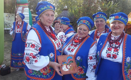 Новочервонівський ансамбль "Молодушки" на Сорочинській ярмарці