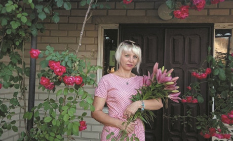 Кому передадут эстафету ирисы? Во дворе Анны Бахрах зазвучала цветочная симфония