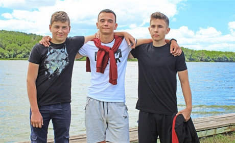 Троє друзів у Станіславчику врятували жінку, яка тонула у воді: відео