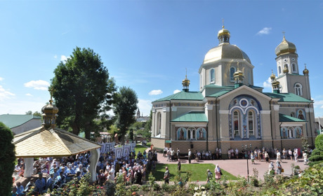 Як «Всецариця» у Чорткові попри карантин купу люду на прощу зібрала (+ фото)