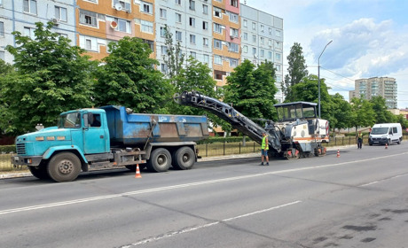 У Нетішині ремонтують дорожнє покриття