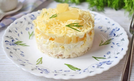 Рецепт дня: салат з копченою куркою та ананасом