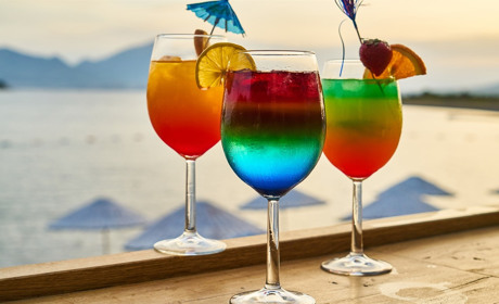 Чи вбиває алкоголь коронавірус? Розвінчуємо найпопулярніші міфи