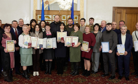 На Київщині відзначили освітян, міжнародні партнери передають Україні генератори: хроніка доби