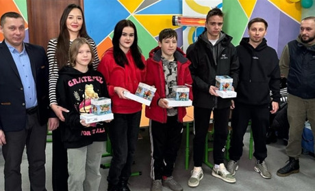 Юні сміляни отримали сучасні планшети і новорічні солодощі від громадської організації