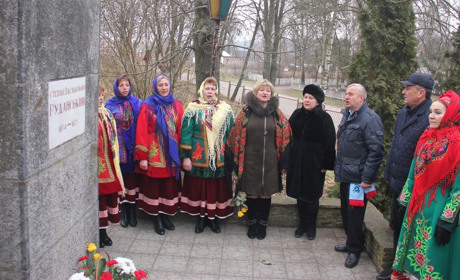 Зарплат, як у гендиректора Укрпошти, бажали на святі гумору у Хомутинцях
