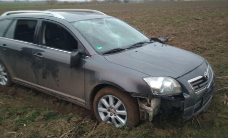 Вдарили в обличчя, викрали авто, наїхали на зупинку: нетішинці "відзначилися" на Острожчині