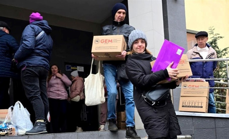 Продуктові набори для переселенців з Торецька: у києві триває видача гуманітарної допомоги