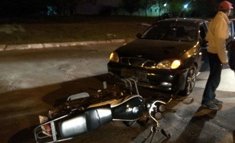 Автівка наїхала на мотоцикл, яким керував неповнолітній южноукраїнець. Репортаж з місця події
