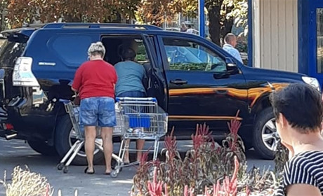 У Волновасі водій на позашляховику заїхав прямо до дверей "АТБ", порушуючи правила дорожнього руху