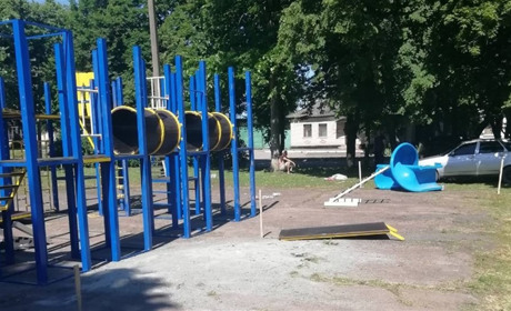 У Білопіллі встановлюють новий дитячий майданчик