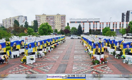 У Вараші жінка викрала квіти з алеї загиблих Героїв: поліція склала адмінпротокол