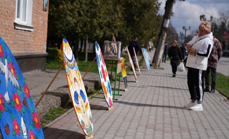 У Барі відкрили великодню благодійну виставку писанок, створених учнями ліцею №2