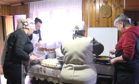 На Звягельщині п’ять жінок готують домашню їжу та через волонтерів передають військовим