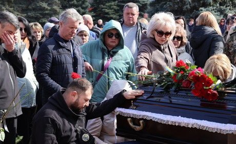 У Південноукраїнську попрощалися із сержантом Миколою Гузем, який загинув на Запоріжжі